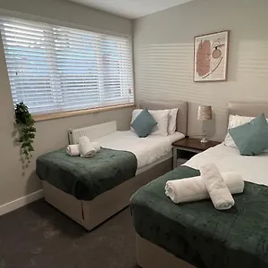  Holiday home Immaculate Newly Refurbished 4 Bed House United Kingdom
